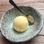 Vanilla ice cream/yuzu sorbet