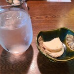 又達 - お通しはチーズでした。塩をまぶしていて塩味が強いですがそれがまたいい。