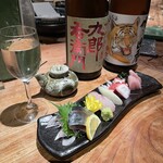地酒遊楽　裏や - お刺身おまかせ盛り。日本酒は愛山を飲み比べ。