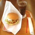 Yokosuto Shokudou - -「美味いッ！」と、心のなかで思ったならッ！その時スデに行動は終わってるんだッ！
                        バーガー、美味しッ！
                        あまりのバーガーの厚みに、どこから食べればよいのか悩みますが、あっさり風味はずなのに、お腹にずっしり満足感！
                        モスバ○ガーなんかはくどくてダメという人でも、ここのバーガーなら、美味しいと思って食べられる…はずッ！
                        卵のプリプリ感も半端なく、見た目のシンプルさに反して、食べ応えたっぷりのオススメメ