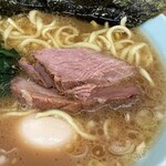 ラーメン 奥津家 - チャーシューは厚みがあります。