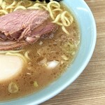 ラーメン 奥津家 - 豚骨はライトだけど旨味があり醤油も効いたスープ。