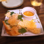 迷亭 - ◯ ピパーツ（島胡椒ですね）の葉入り焼きチーズ　440円　はちみつ付き