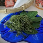 Ginza Washita Shoppu - 海ぶどう、大好物です。プチプチずーーーっと食べていられます。下に敷いたのは長命草。お皿は、昔のスガハラガラス。