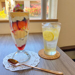 カフェカモット - いちごパフェ単品¥950
      ドリンク付は￥200〜250プラスです