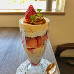 カフェカモット - 食べてみたら…えっ！？
      このパフェは何層重ねてんねん ((((；ﾟДﾟ)))))))！
      …と言う､見た目だけでは分からない手間を
      かけたつくり込み♪