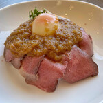 カフェカモット - お肉自身の塩気とグレービーソースの酸味
      それらをまろやかにあわせる
      卵の組み合わせが絶品♪