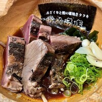 寅八商店 心斎橋店 - カツオの藁焼きタタキ