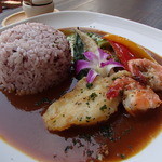 白身魚のソテーとニンニク海老のカレー