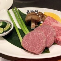 嘉門 - 選んだお料理の材料を調理前に見せてくれます。