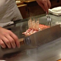 嘉門 - 車海老を焼く手さばきもお見事。