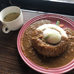 赤い屋根の喫茶店 駅舎 - スリスリりんごカレー 850円＋半熟卵100円