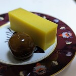 舟和  - あんこ玉6種と芋ようかん3個で1101円。写真はあんこ玉の珈琲と芋ようかん。