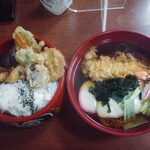 Iseri - 左がご飯物、右が蕎麦。