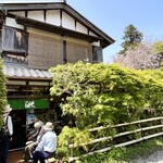 吟松 - 入口　奥に見えている藤の花や木々は春日大社境内