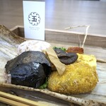 & LOCALS - ◆竹皮BENTO(1,300円：税込）を頂きました。出来上がると、スタッフさんがテーブルまで運んで下さいます。