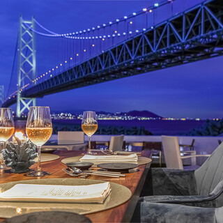 Akashi Kaikyo Bridge in the evening has a great atmosphere.