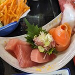 Oshokujidokoro Sazanami - 定食¥500の刺身