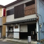 Gyosai Shubou Azuki - お店の右側が駐車場です。3台ほどかな？