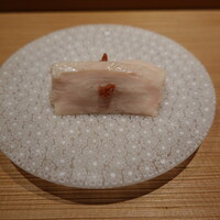 鳥匠いし井ひな - 桜の葉で蒸した胸肉、おひたし、梅肉