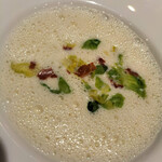 ル・マルカッサン ドール - スープ　　季節野菜のポタージュスープ 　白いんげん豆のスープ、芽キャベツとフランス産燻製ベーコン