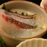 鮨 喜一 - 旬の鯛の皮目を炭火焼きにした。香り高い鯛の刺身