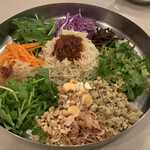 椎數莊 - ●「たっぷり野菜のカリカリ和え麺」（1600円）