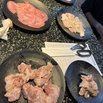 Yakiniku Tabehoudai Kangeki Dondon - 