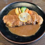 ステーキ＆とんかつ神戸屋 - めっちゃソースに包まれてる