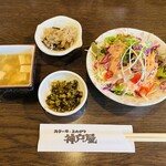 ステーキ＆とんかつ神戸屋 - サラダでお腹の準備体操