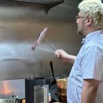 しの田 - 鰹を炭火で炙る大将