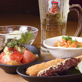 It's red and feels like Izakaya (Japanese-style bar) ♪ In fact, there are a lot of delicious dishes!