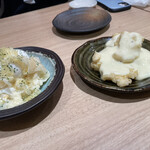 旨い海鮮と揚げたて天ぷら ニューツルマツ - 左:温玉のせポテサラ、右:とり天チーズ
