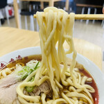 Marukai Narumi - ◎自家製麺はうどんのような太麺。コシがありモチモチな食感が美味い！