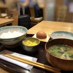 うちのたまご直売所 - ◆朝ご飯(490円）・・1分程度で提供あれます。お味噌汁とご飯をよそうだけですから、早いわよね。^^ 以前は卵2個まで同一料金でしたけれど、高騰していますから別料金に。(^_^;