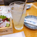 包丁や - ★お通し 550円 升に乗っけられたごみのような刺身！ ★★★★ゆずサワー 350円 CPよし！