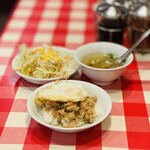 Thinun - ミニガパオ、スープ、サラダ