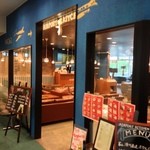 エアポートキッチン - お店入口。とってもオープン！