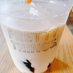 プリティシングス - コーヒーゼリーオレ  カップの店名ロゴ