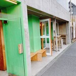 プリティシングス - お店に着きました　このカラーが目立ちます