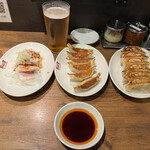 Gyouza Seizou Chokuhan Gyousandou - 左からよだれ鶏、焼餃子、肉餃子