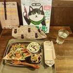 保護猫カフェmataxtabi - 〈ビーガンローピザ〉ピザは3切れ、ピクルス＆サラダつき