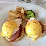 ホテルニューオータニ 東京 - マフィンにポーチドエッグ、ハムの載ったエッグベネディクト