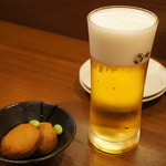 俺のやきとり - 突き出しと生ビール390円。お通しは300円。