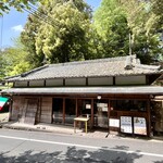 キッシュ専門店　レ・カーセ - 外観　キッシュなのにイタリア国旗？と思ったらフランス国旗が色褪せたもののようでした