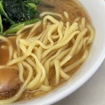 ラーメン 町田家 - 酒井製麺の中太麺。