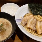 煮干し中華そば 麺屋 芝乃 - 特製濃厚つけ麺(1070円)+大盛り(100円)。