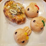 パンの店 PANETON - 玉ねぎパンとうさぎちゃんパン