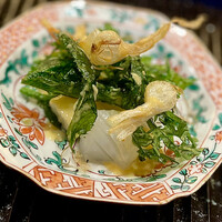 鎌倉 北じま - ①雷烏賊と山菜の酢味噌和え ～明日葉とのびるの山菜に雷烏賊を合わせた酢味噌和え。鎌倉チベール、黒キャベツを添えを卵酢味噌っを絡めたお料理。カラッと素揚げした山菜の食感が良い感じ。