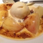 オーベルジュ　ドゥ　シェマリー - 桃のコンポートをキャラメリぜ
      炎の演出で一層美味しくなりました